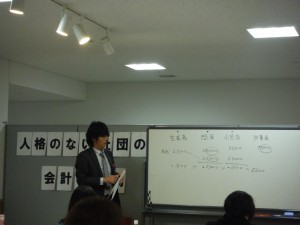 講師の織田先生です。 ホワイトボードを使って説明されています。